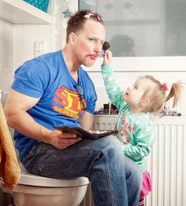10- Quando a sua filha usa você como cliente em suas práticas de maquiagem