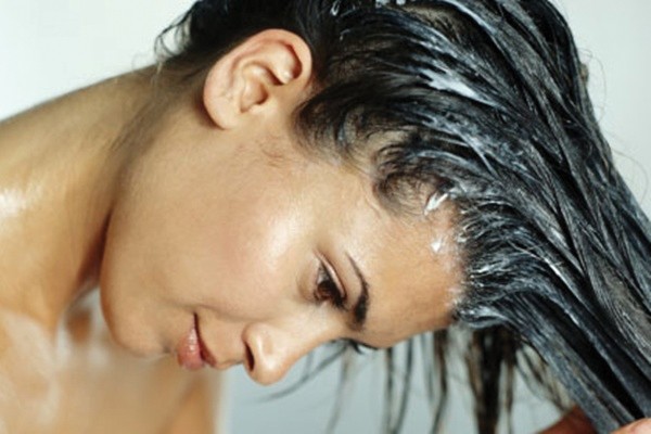 Passar condicionador na raiz dos cabelos