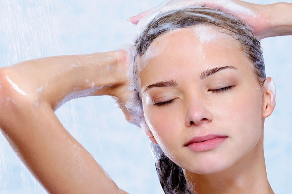 Lavar os cabelos com água muito quente