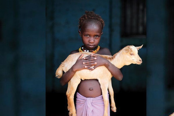Uma menina e sua cabra