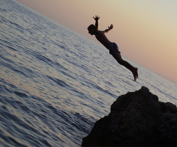 Saltar de um penhasco direto ao mar, em Ariel’s Point, Boracay