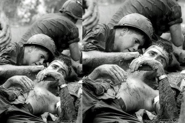 Um soldado e seu amigo ferido