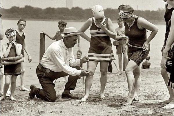 1922 Fiscal confere se os trajes de banho estão nas medidas