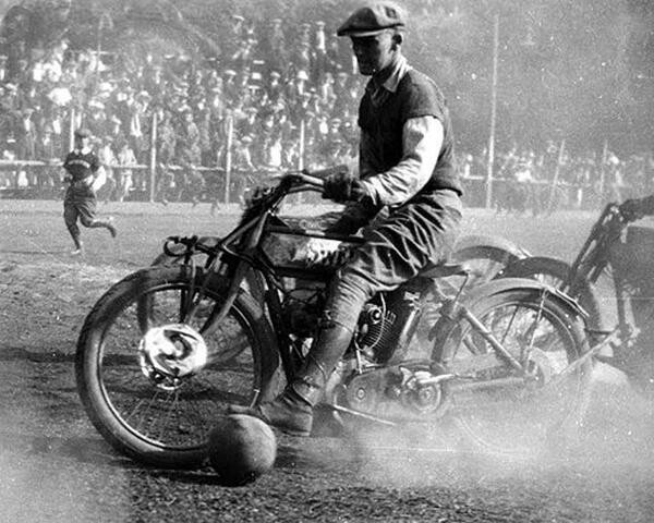 1919 Homens jogavam futebol com motocicletas