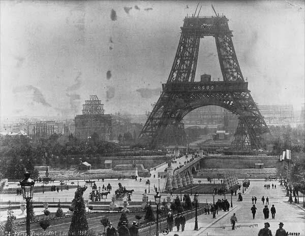 1888 Construção da Torre Eiffel