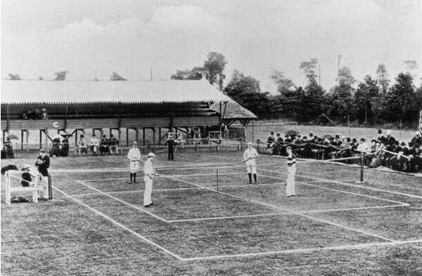 1883 Primeira partida internacional de tênis em Wimbledon