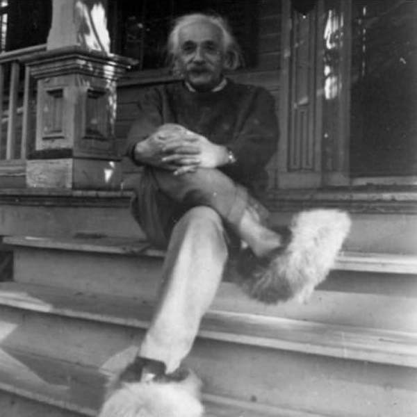 1950 Albert Einstein relaxa de pantufas