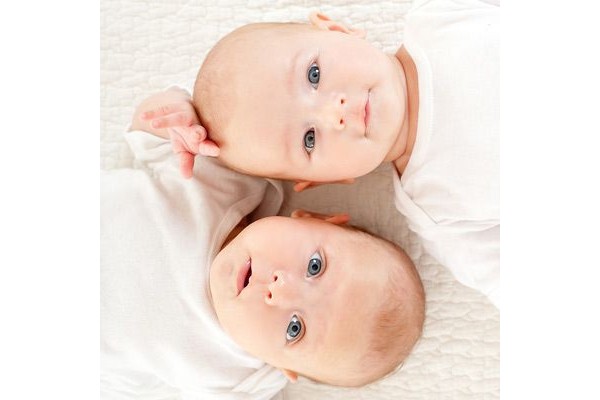 Gêmeos interagem um com o outro no útero