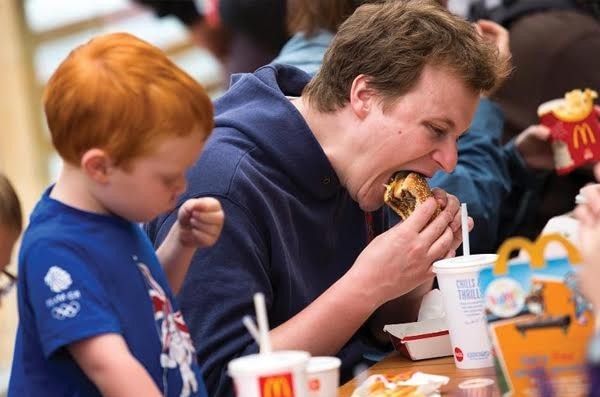São alimentadas cerca de 68 milhões de pessoas por dia pelo McDonald's