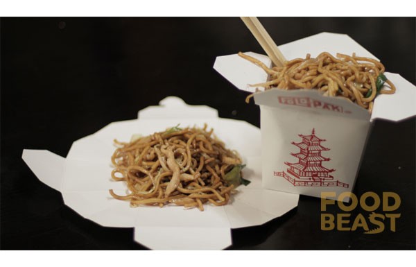 Embalagens de comida chinesa para viagem são na verdade confeccionadas para serem desdobradas e virarem pratos.