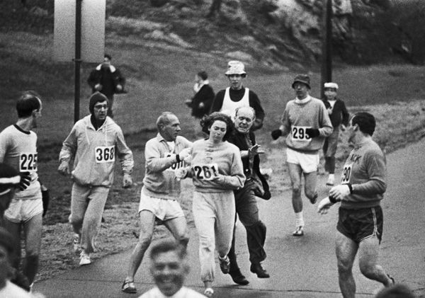 Kathrine Switzer, a primeira mulher a correr a Maratona de Boston (mesmo após tentar ser impedida pelos organizadores) – 1967