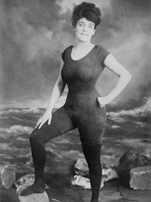 Annette Kellerman, presa por indecência após usar esta roupa de banho em público – 1907