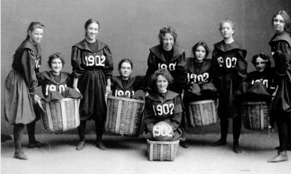 O primeiro time de basquete feminino do Smith College (EUA) – 1902