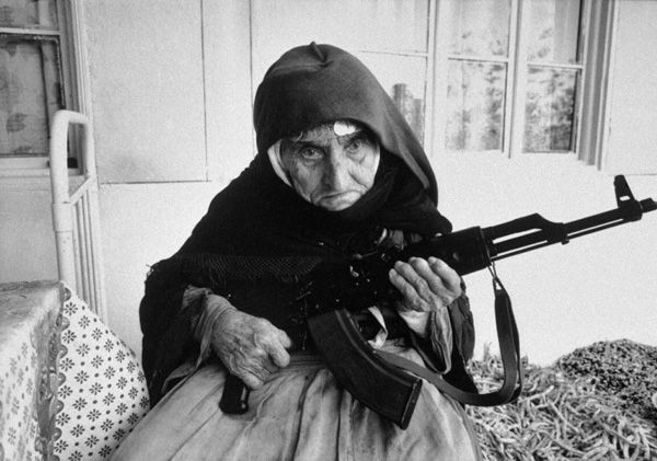 Armênia de 106 anos protegia sua família com uma AK-47 – 1990