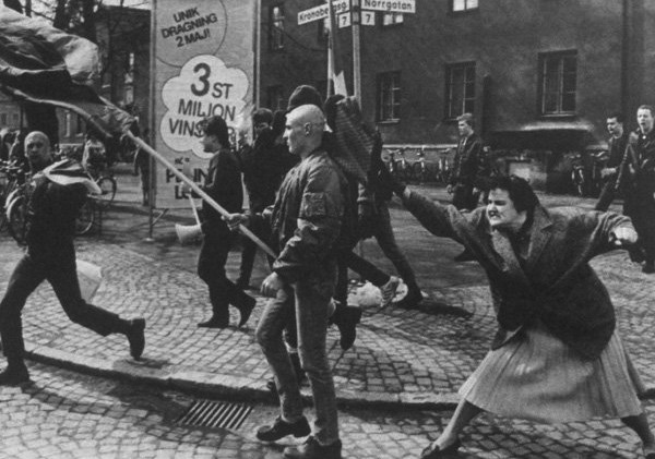 Sueca atinge manifestante neo-Nazista com sua bolsa. Ela seria sobrevivente de um campo de concentração – 1985f