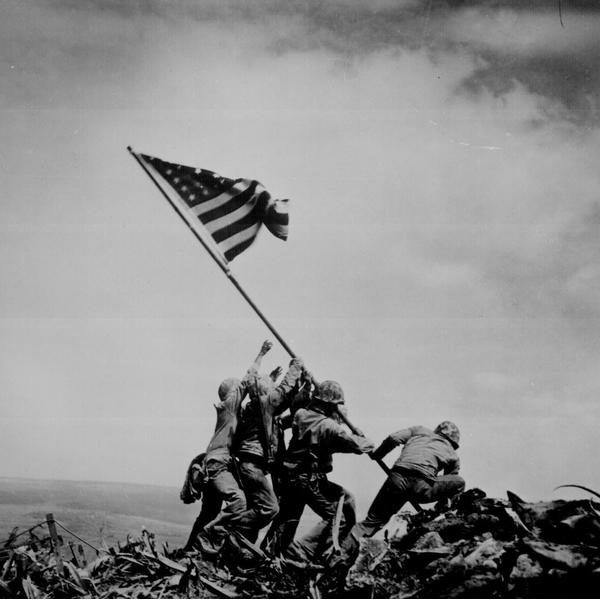 Erguendo a Bandeira em Iwo Jima