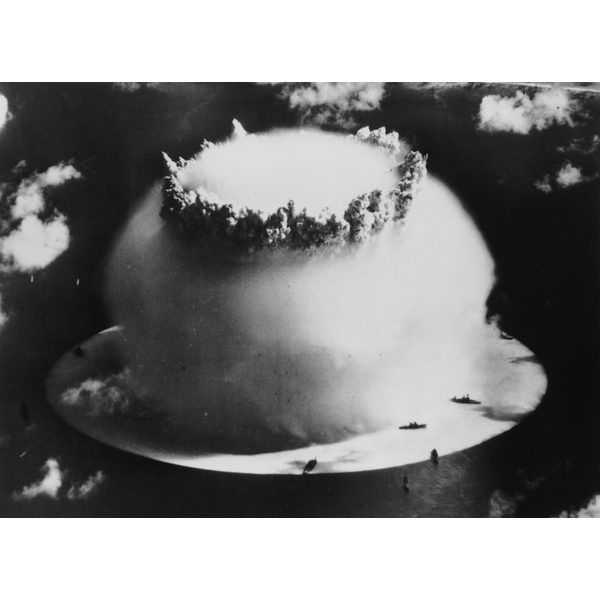 Explosão da bomba atômica nas Ilhas Marshall