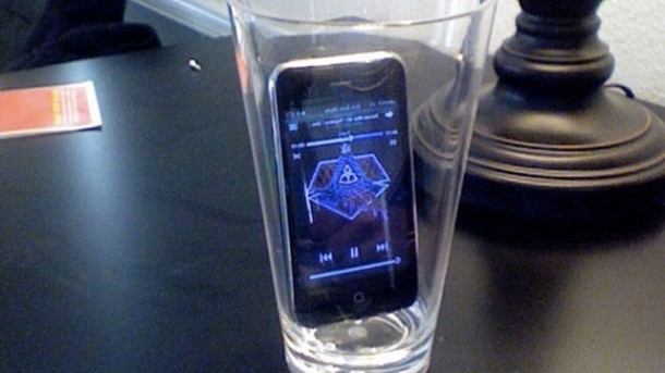 15. Usar um copo para amplificar o som do seu celular
