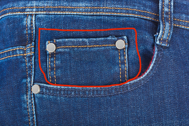 O bolso pequeno da calça jeans