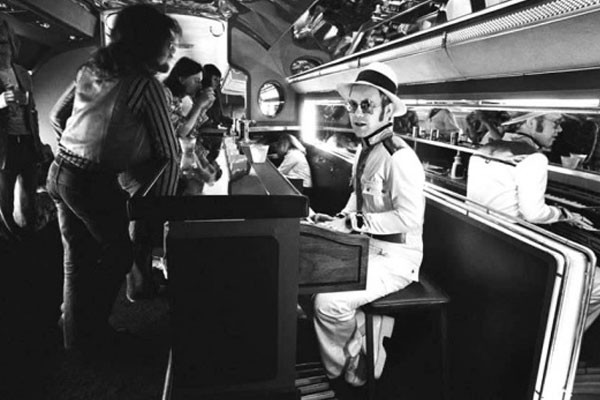 Elton John no piano-bar a bordo de seu jato particular