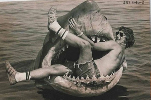 Steven Spielberg sentado num tubarão mecânico