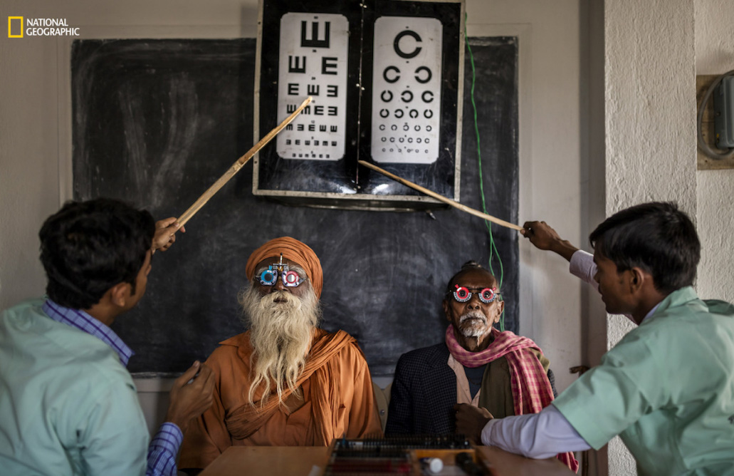 Exame oftalmológico na Índia