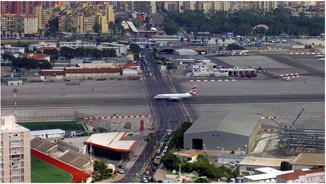 Aeroporto de Gibraltar no meio de uma estrada