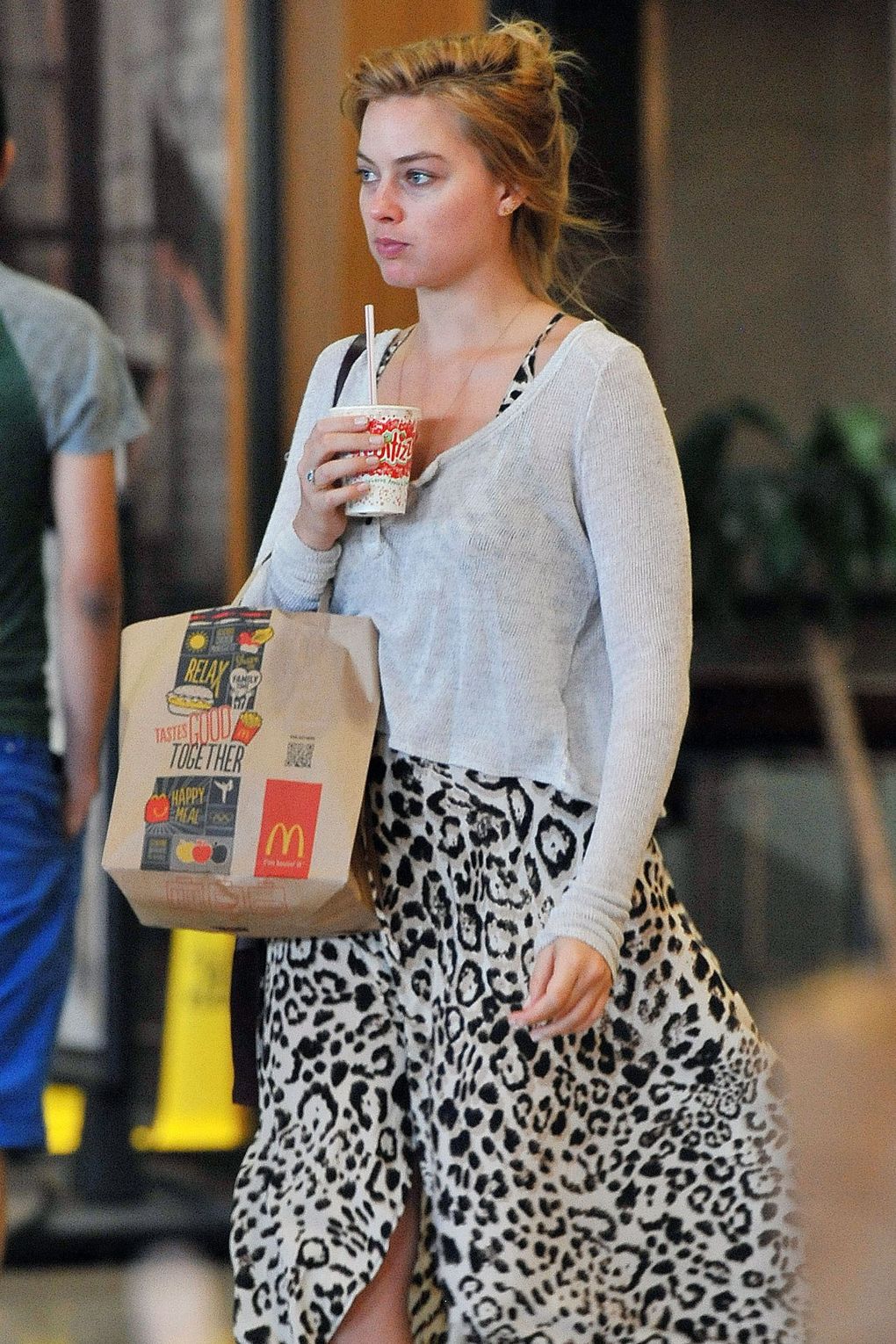 Margot Robbie comprando fast food