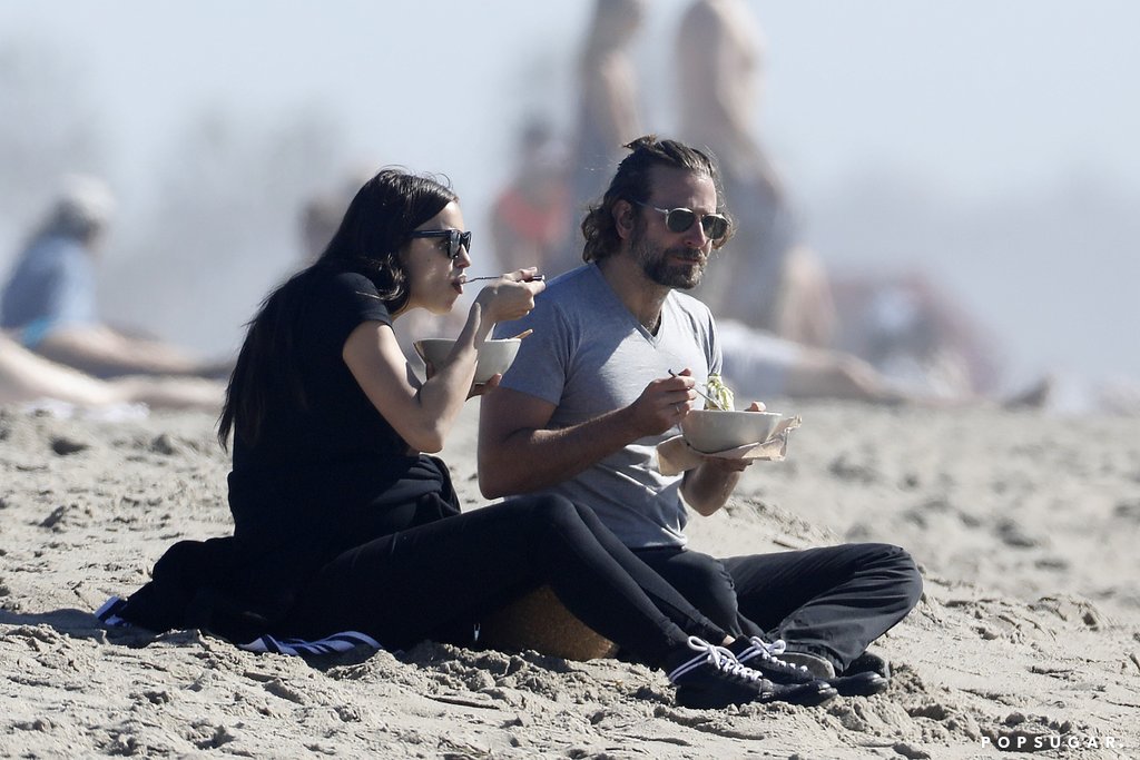 Irina e Bradley Cooper em picnic na praia