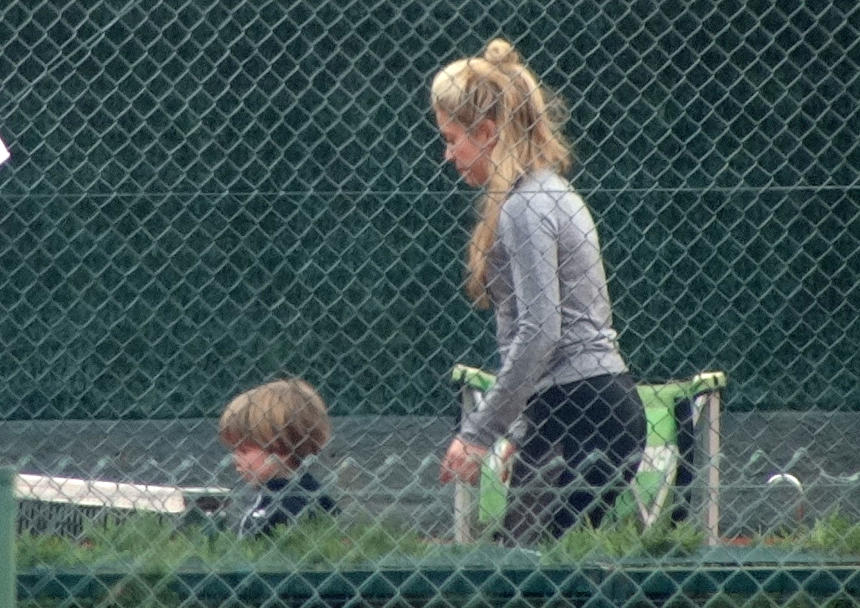 Shakira no parque com seus filhos