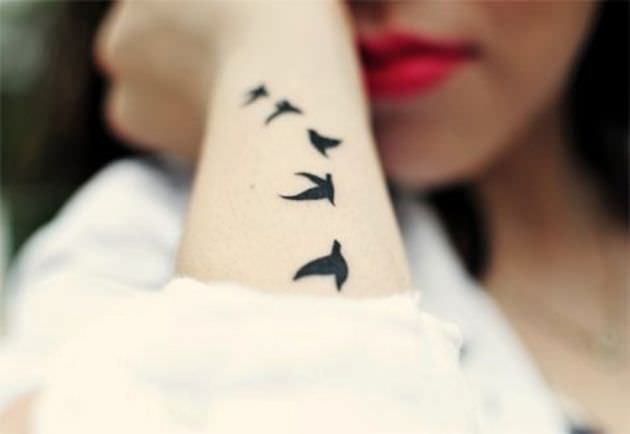 O que significa tatuagem de pássaros voando?