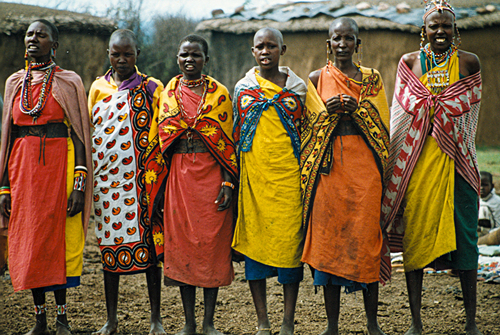 África: esta tribo tem o hábito de cuspir em todos