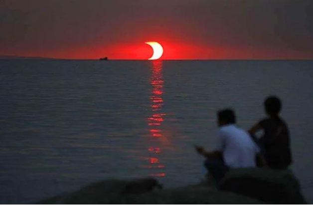 Um eclipse lunar e pôr-do-sol ao mesmo tempo