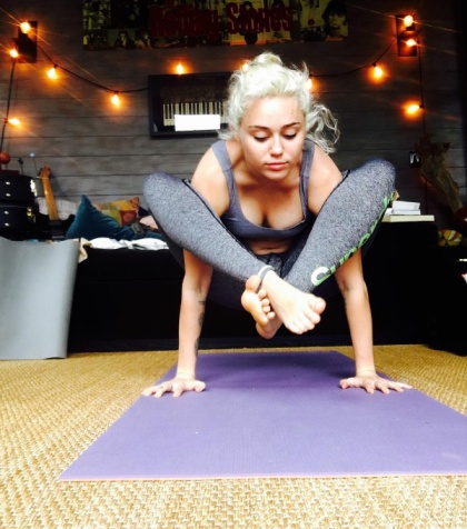 Miley Cyrus fazendo Yoga