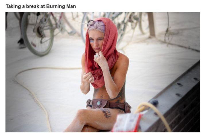 Uma menina descansando no Burning Man Festival
