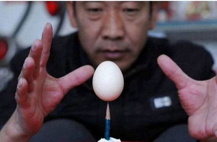 Um ovo em um lápis?