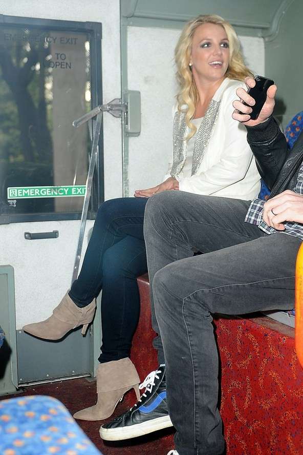Britney Spears viajando de metrô