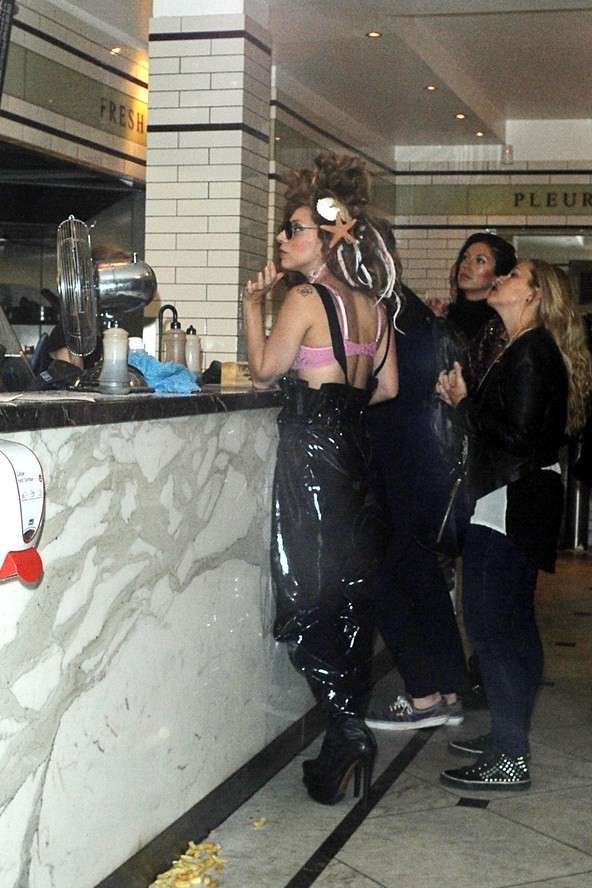 Lady Gaga faz compras em um restaurante