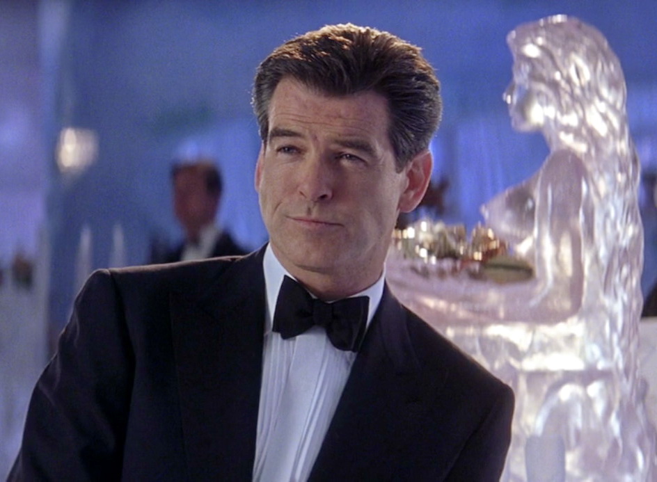 Pierce Brosnan não pode usar um smoking em nenhum outro filme além de James Bond
