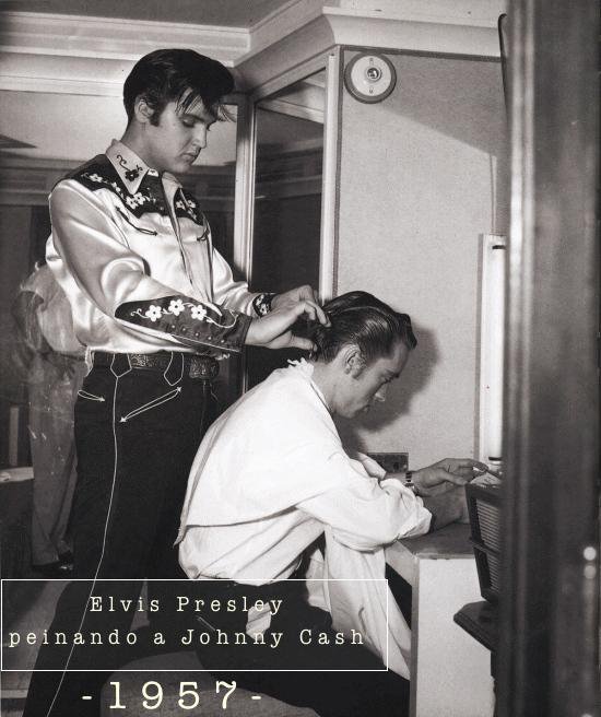 Elvis Presley cortando o cabelo de Johnny Cash