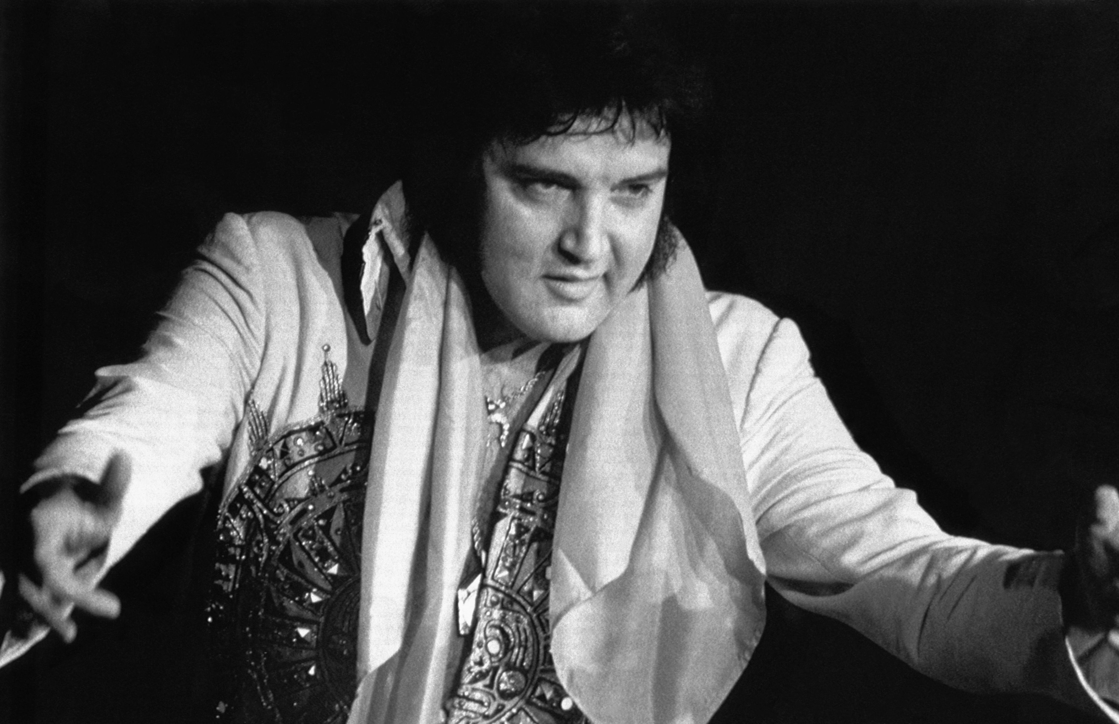 Por que Elvis Presley engordou?