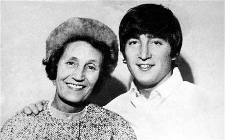 John Lennon e sua mãe adotiva