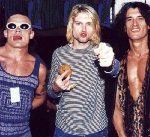 Flea e Kurt Cobain nos bastidores