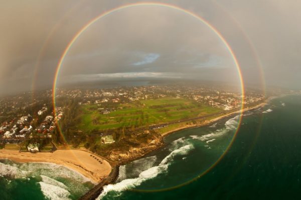 O lindo arco-íris de 360 graus
