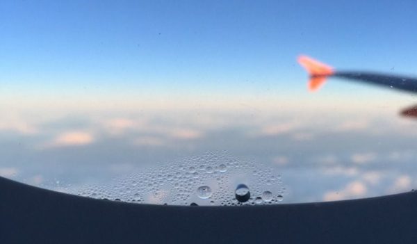 Os orifícios nas janelas do avião servem para não embaçar