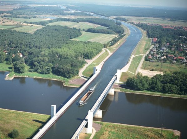A ponte do aquífero de Magdeburg na Alemanha