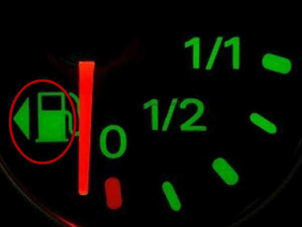 Você viu a seta ao lado do ícone de gasolina no seu carro?