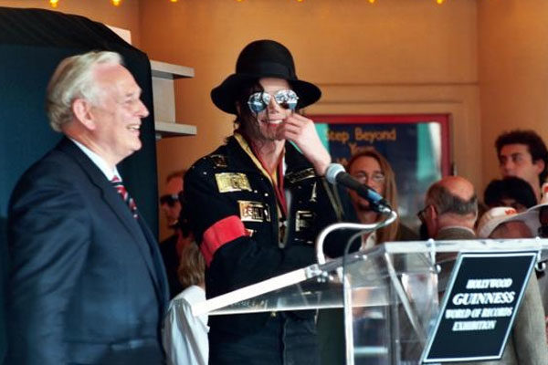 Michael Jackson continua batendo recordes