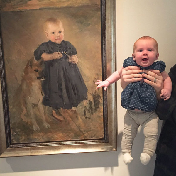 A bebê estava vestida de forma idêntica à menina na pintura