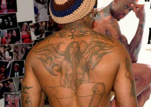 Dennis Rodman tem tatuagens incompletas
